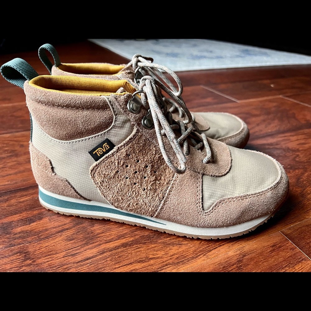 Teva Boots Women size 7.5